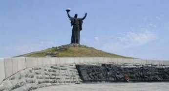 Statua della Madrepatria ucraina cambia torcia