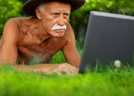 Anziano al PC