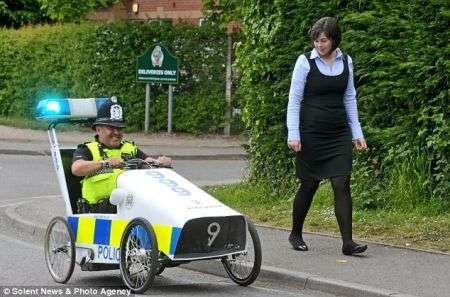 Lauto della polizia a pedali inglese