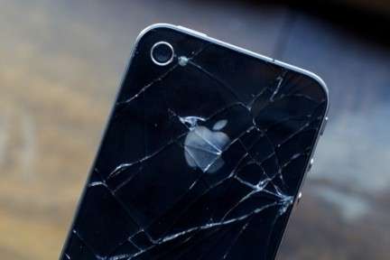 iPhone 4 caduto e frantumato