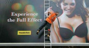 Pubblicità 3D gigante di Wonderbra? Un pericolo per i guidatori!