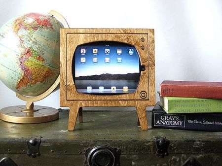 Wood Retro TV iPad Dock