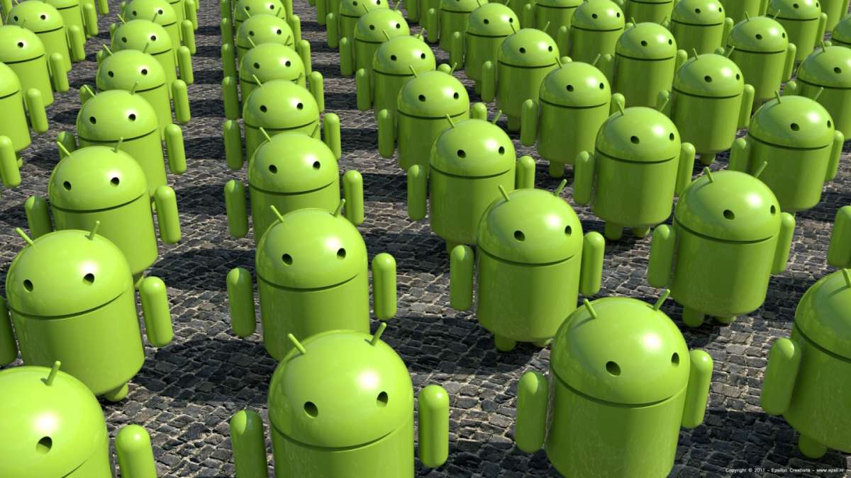 Robottini Android in fila militare