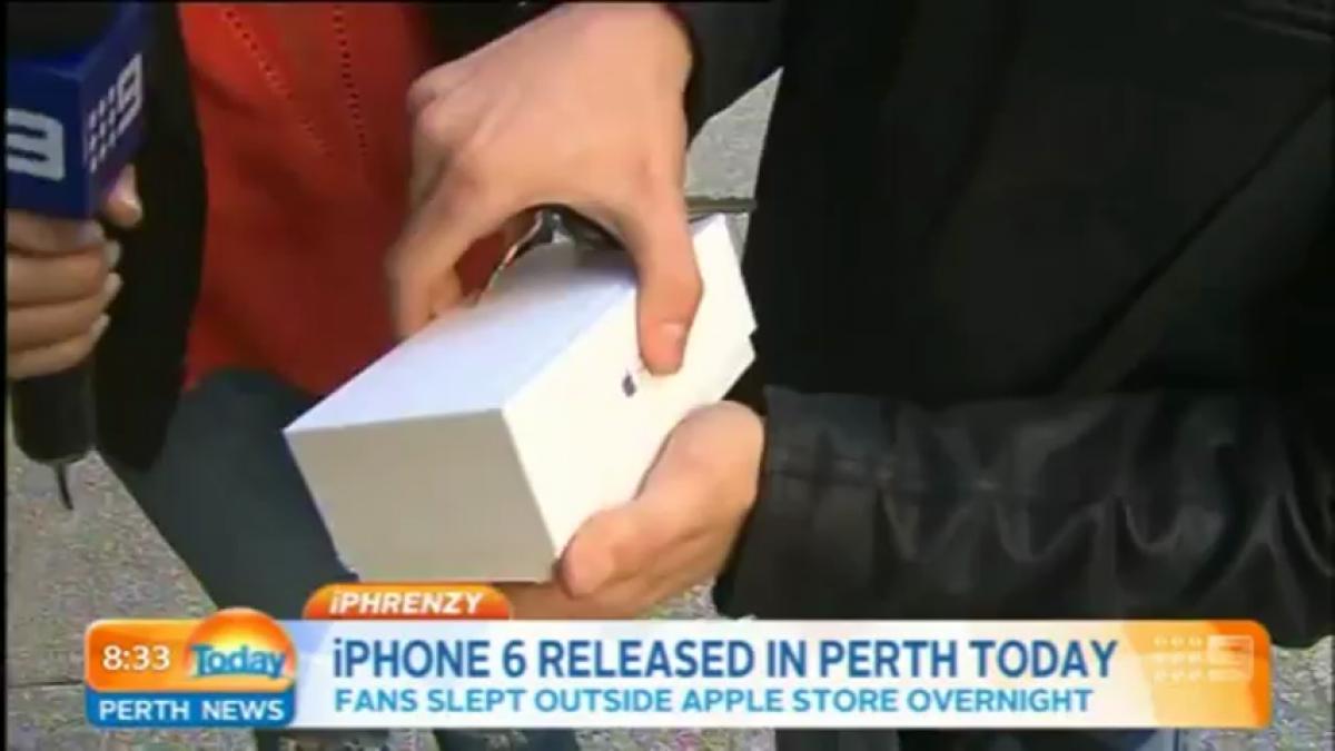 iPhone 6 il primo acquirente lo fa schiantare a terra VIDEO