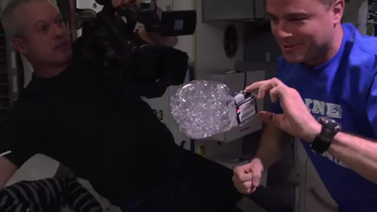 Cosa succede se si mette una GoPro in una bolla d8217acqua nello spazio