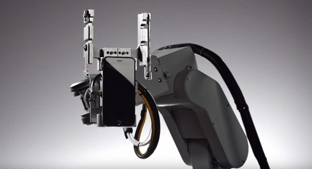 Apple Liam robot che smonta iPhone