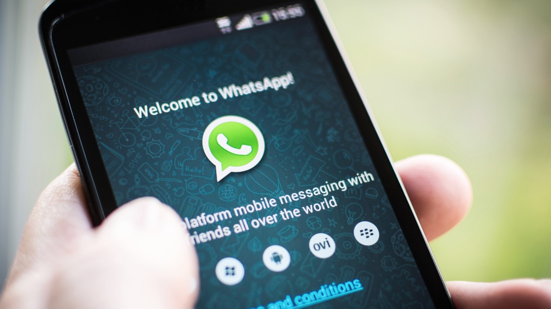 WhatsApp non tutti i dati criptati