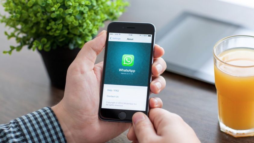 WhatsApp condivide dati con Facebook