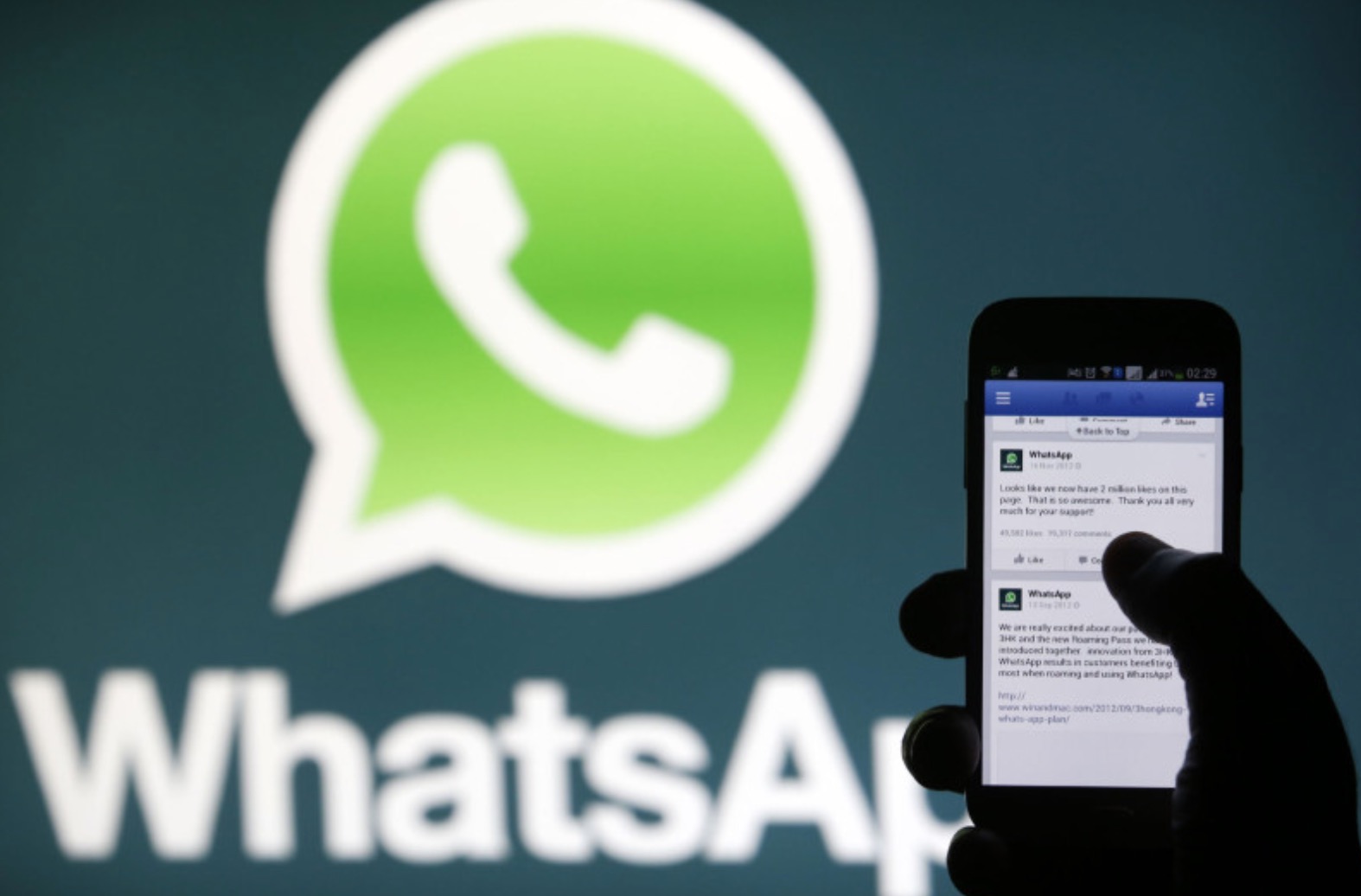Blocco condivisione dati WhatsApp e Facebook