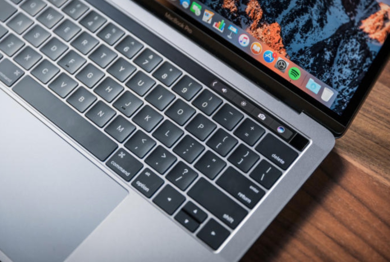 MacBook Pro 2016 connettore misterioso