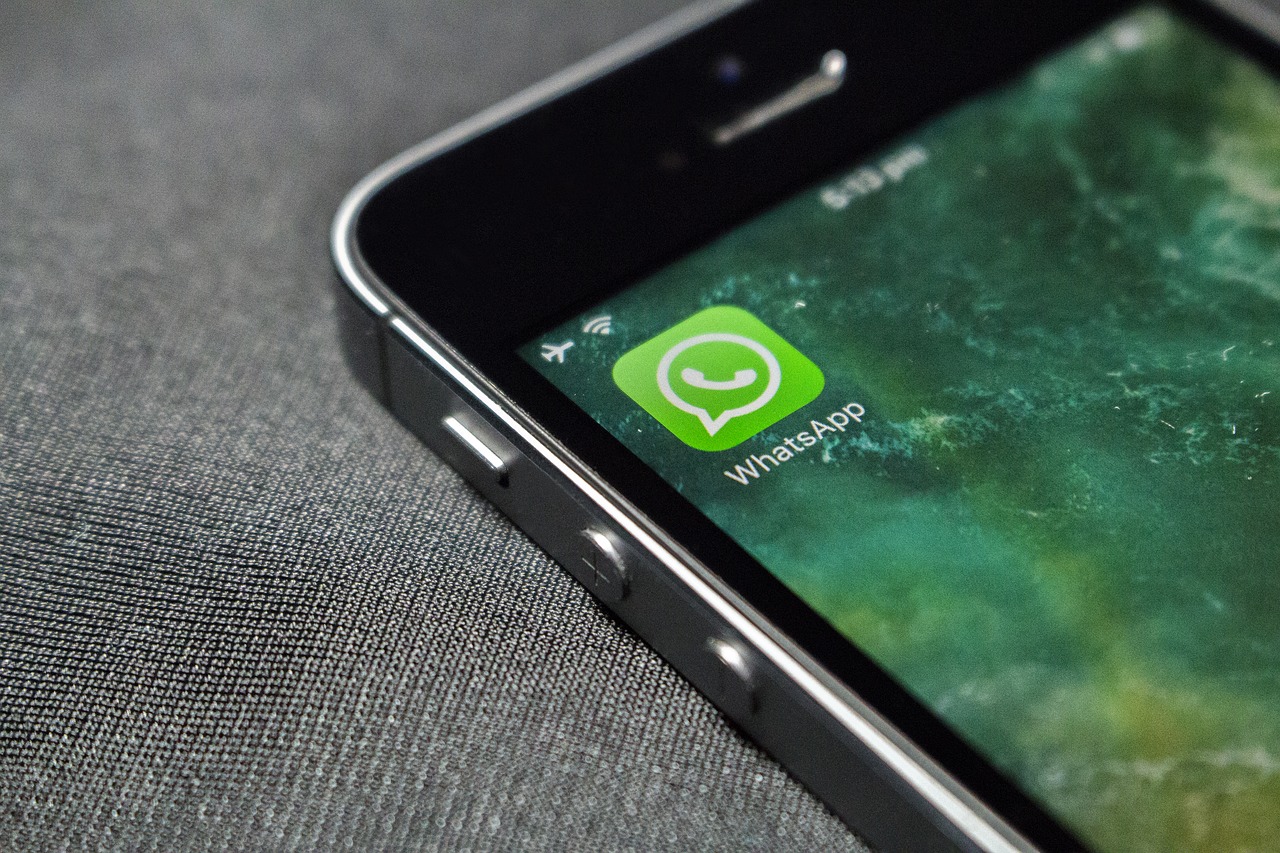 Come cancellare WhatsApp senza perdere le conversazioni