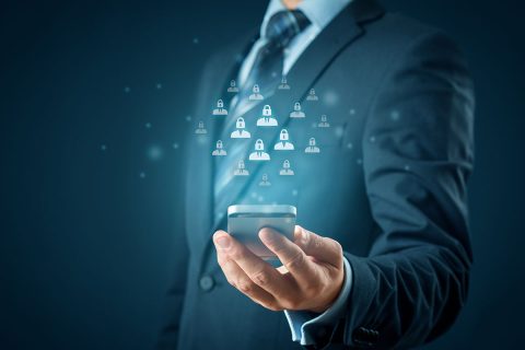 Uomo con smartphone android in mano