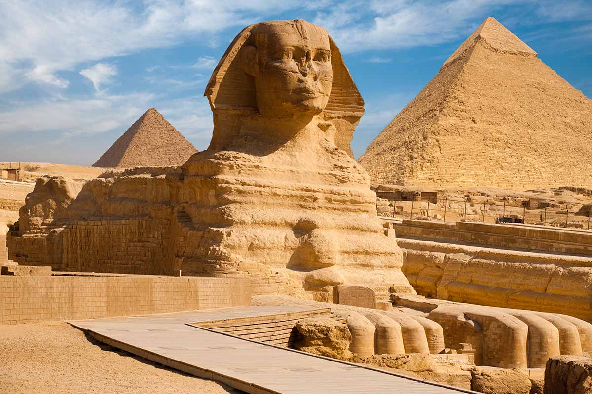 Panoramica sulla sfinge e sulla piramidi in Egitto