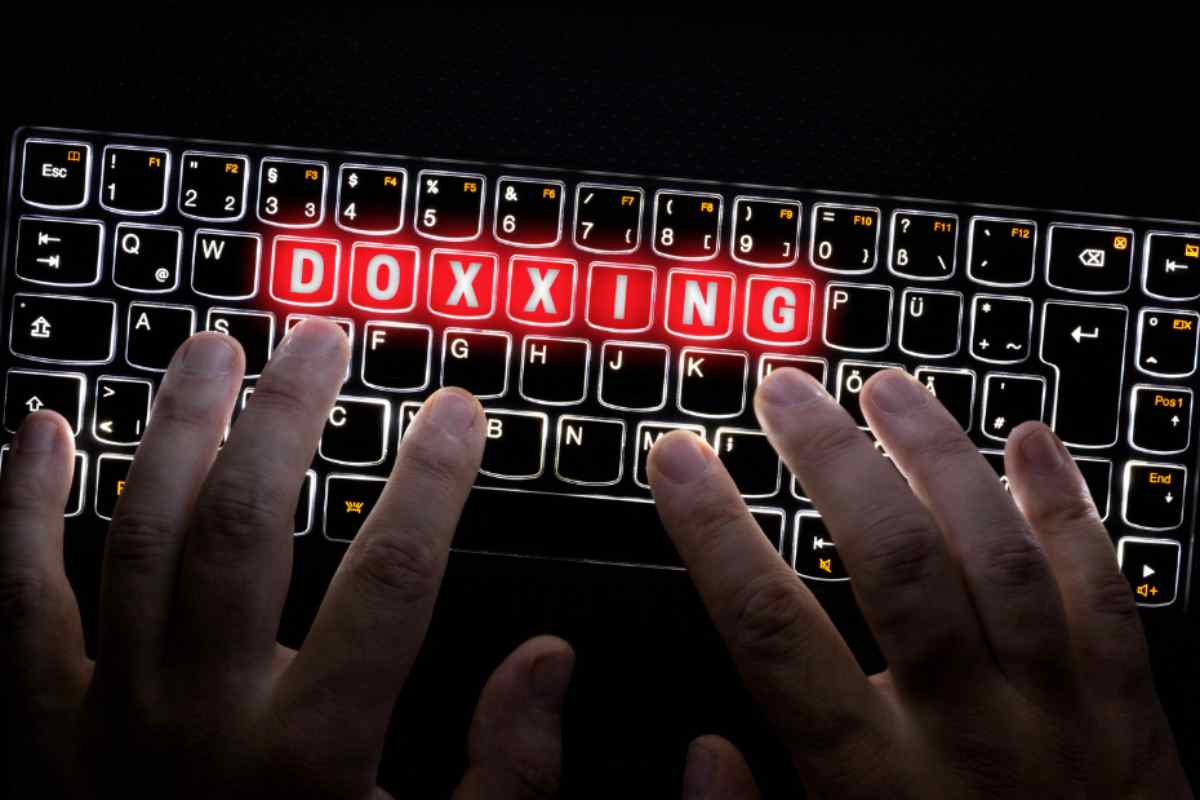 il doxxing è l'atto di rivelare informazioni privati di altri sul web