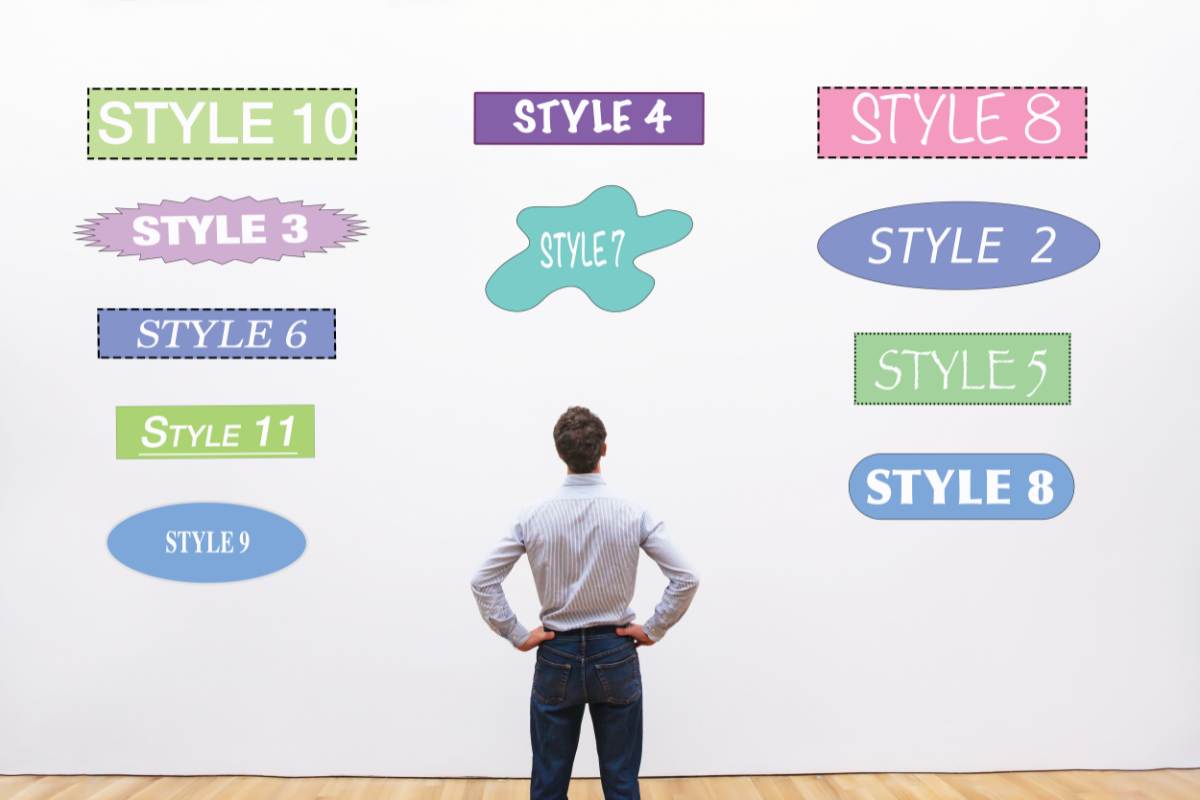 uomo di fronte a una lavagna bianca con diversi font