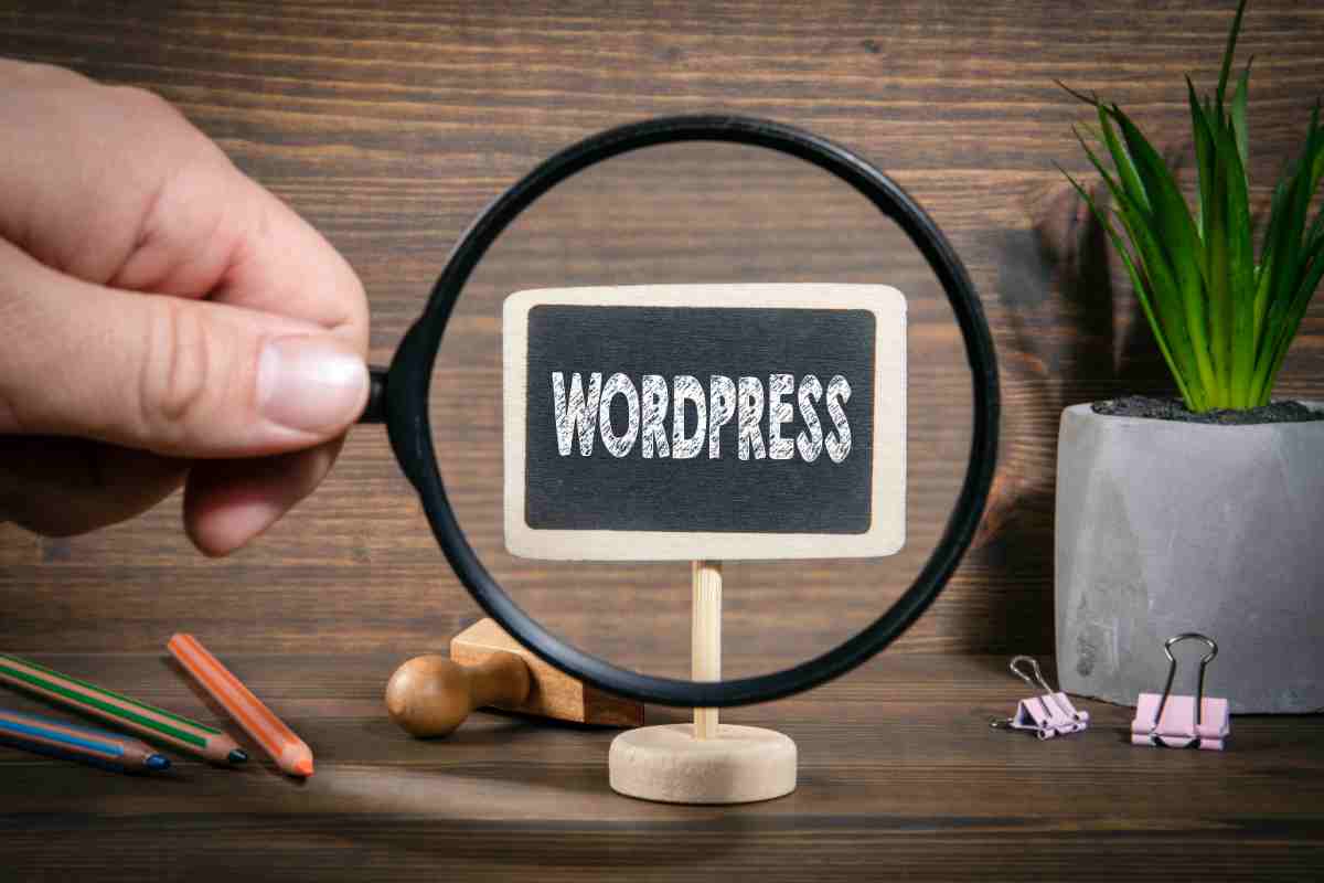 una lente di ingrandimento su un cartello con la scritta WordPress