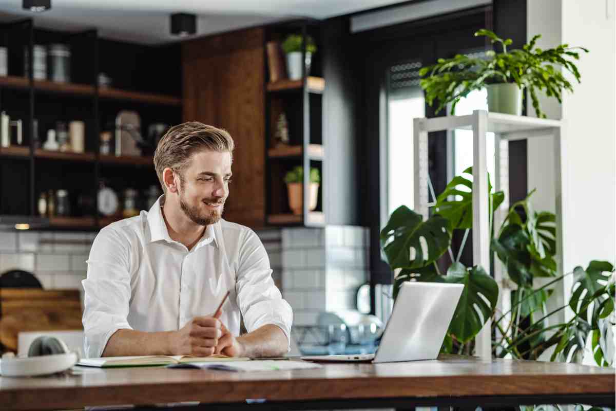 ragazzo segue un corso online al pc portatile