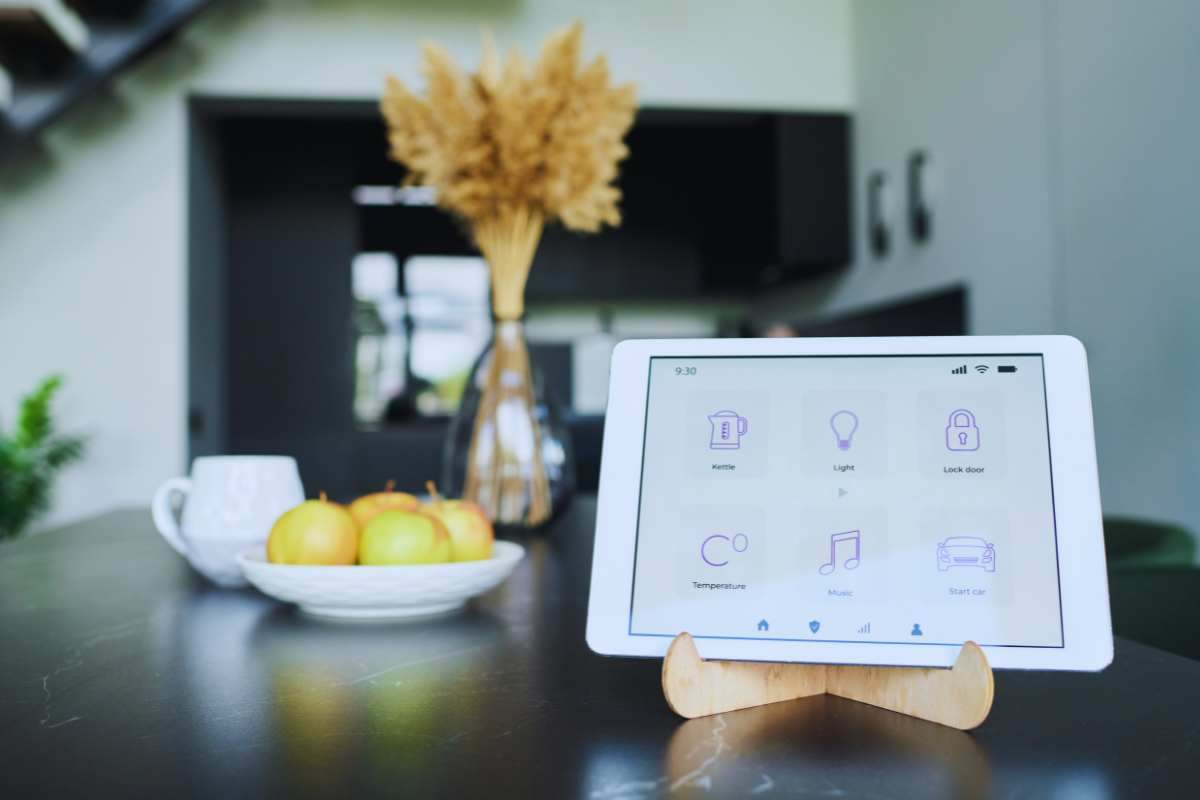 Il tavolo di una cucina con un tablet sopra