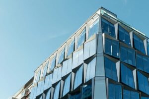 Facciata di un edificio moderno con finestre in vetro