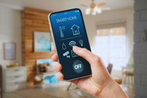 Telefono cellulare con comandi sullo schermo per dare disposizioni alla casa