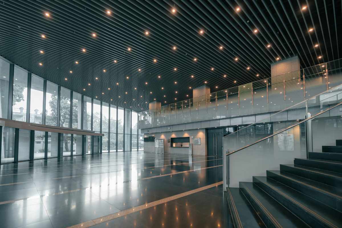 Edificio moderno con le luci