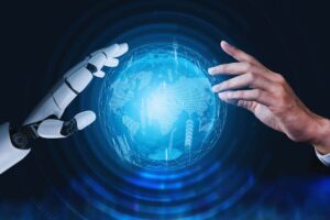 Il mondo virtuale con due mani intorno, una cyborg e una umana