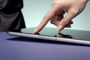 Dito che tocca uno schermo touch